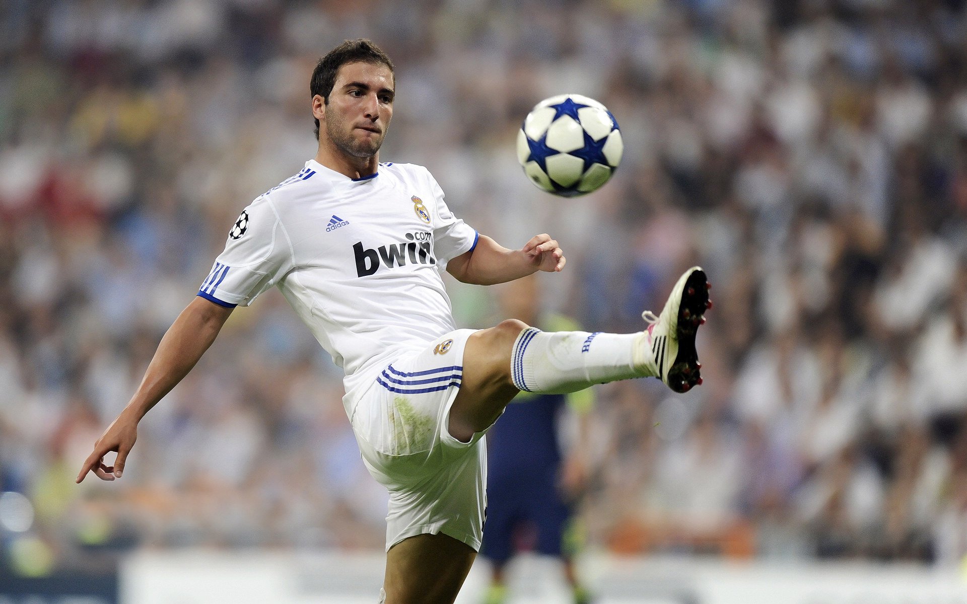 莱万多夫斯基连续三场比赛得分超过高光表现，中国队挑战极限！